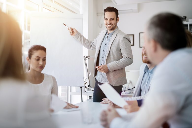 formateur avec stagiaires lors d'une session de formation