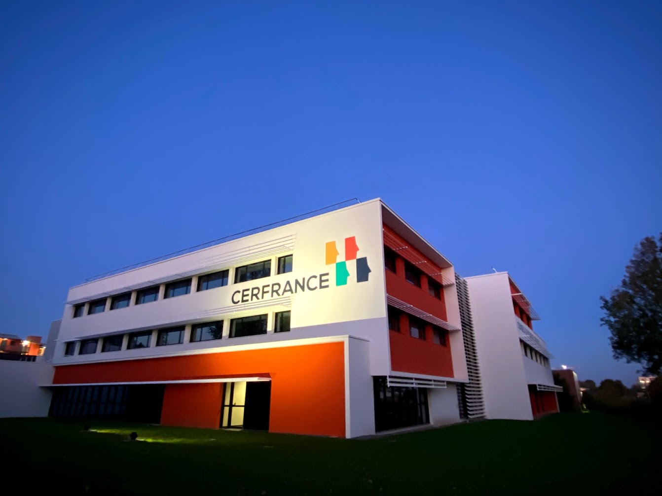 Agence Cerfrance le Mans, composée d'une équipe de comptables et conseillers au service de la performance des chefs d'entreprise